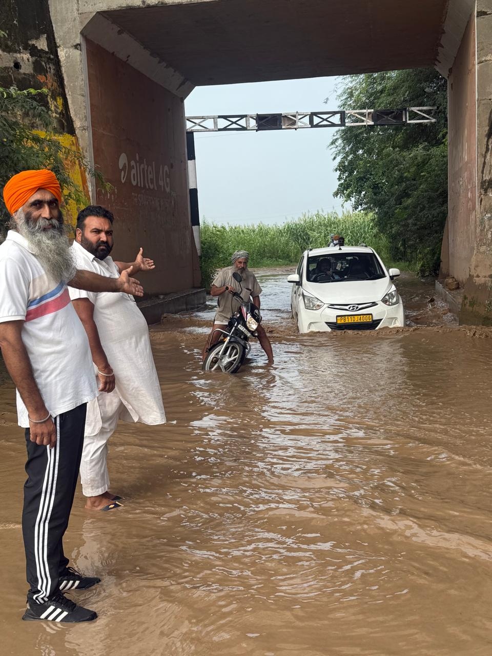 Passers-by are getting injured due to water filling in the Maujpur railway bridge.